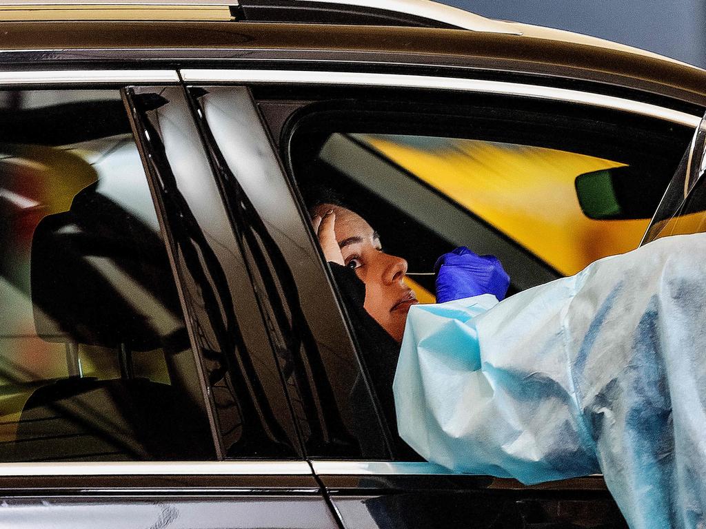 People line up in their cars in Melbourne to get a Covid test. Photo: NCA NewsWire / Ian Currie