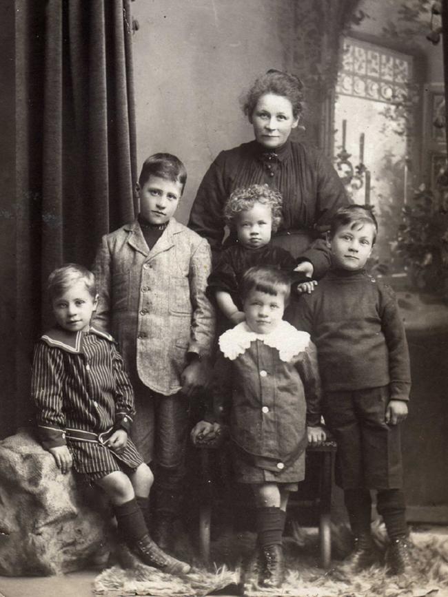 Louisa Gray with five of her children, photographed around 1904.