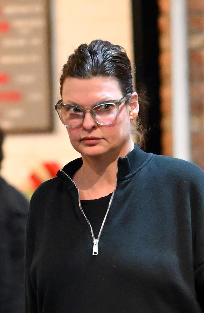 Linda Evangelista unmasks face after ‘botched’ cosmetic surgery | news ...