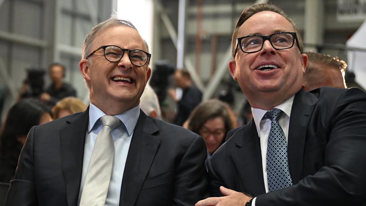 Anthony Albanese and Qantas CEO Alan Joyce. (AAP Image/Dean Lewins) NO ARCHIVING