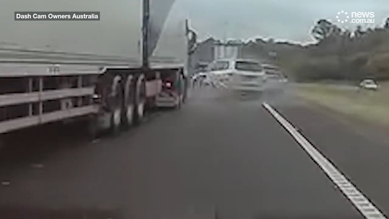 Hume Highway P-plater crash caught on dashcam