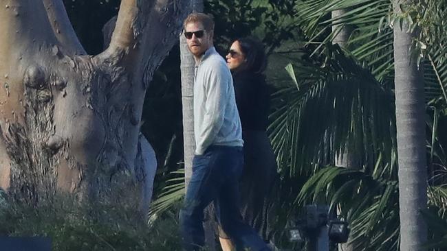 ***24 HOUR EXCLUSIVE***MUST CREDIT MATRIX15 OCTOBER 2018 SYDNEY AUSTRALIAWWW.MATRIXPICTURES.COM.AUEXCLUSIVE PICTURES - SAVE FOR NEWS LTDHRH The Duke and Duchess Of Sussex pictured taking a stroll through the grounds of Admiralty House. Harry is later seen having a rather animated conversation with another male.Note: All editorial images subject to the following: For editorial use only. Additional clearance required for commercial, wireless, internet or promotional use.Images may not be altered or modified. Matrix Media Group makes no representations or warranties regarding names, trademarks or logos appearing in the images.