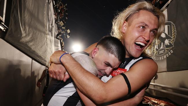 MELBOURNE, AUSTRALIA - September 22, 2023. AFL .   Darcy Moore hugs Brayden Maynard as they walk down the race after the 1st preliminary final between Collingwood and the Greater Western Sydney Giants at the MCG in Melbourne, Australia..   Photo by Michael Klein.