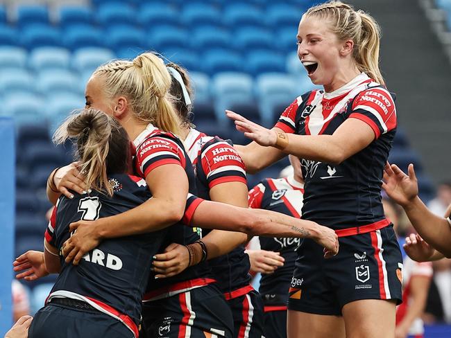 SYDNEY, AUSTRALIA - SEPTEMBER 29: The Roosters celebrates a try scored by Samantha Bremner of the Roosters during the NRLW Semi Final match between Sydney Roosters and Newcastle Knights at Allianz Stadium on September 29, 2024 in Sydney, Australia. (Photo by Jeremy Ng/Getty Images)