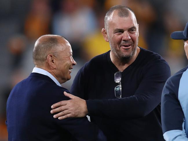 SYDNEY, AUSTRALIA - JULY 15: Pumas Coach Michael Cheika (C) shakes hands with Wallabies Coach Eddie Jones prior to The Rugby Championship match between the Australia Wallabies and Argentina at CommBank Stadium on July 15, 2023 in Sydney, Australia. (Photo by Jason McCawley/Getty Images)