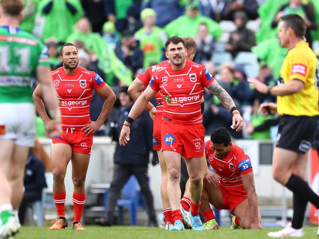 CANBERRA, AUSTRALIA - AUGUST 14: Jack Bird of the Dragons remonstrates with the referee during the round 22 NRL match between the Canberra Raiders and the St George Illawarra Dragons at GIO Stadium, on August 14, 2022, in Canberra, Australia. (Photo by Mark Nolan/Getty Images)