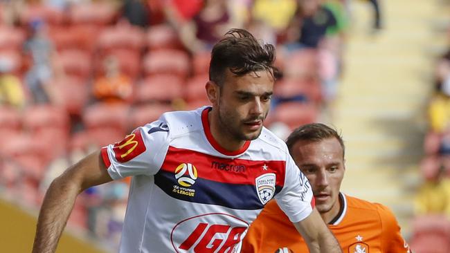 Adelaide United’s Nikola Mileusnic re-signed without knowing who the new coach will be (AAP Image/Glenn Hunt)