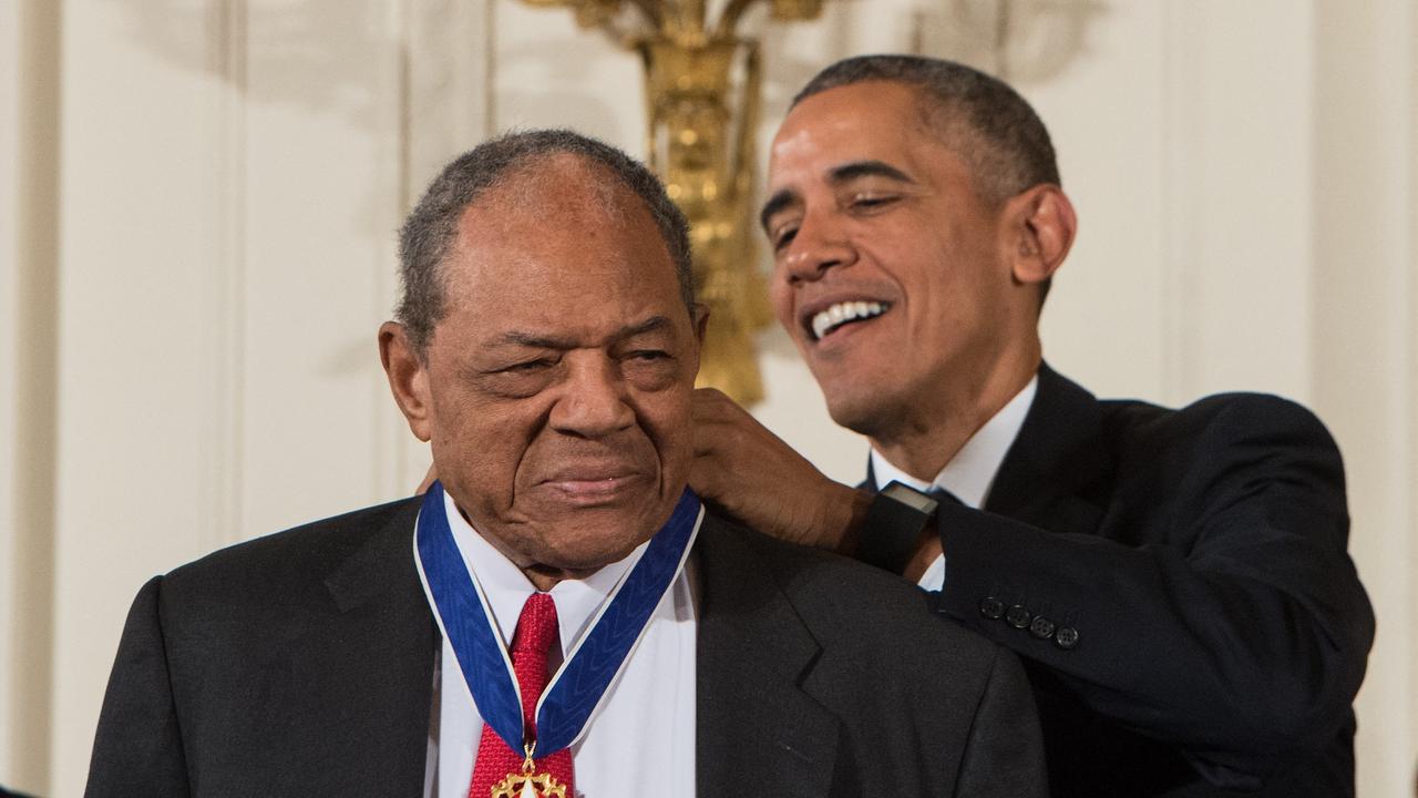 Former US President Barack Obama presented Willie Mays with the Presidential Medal of Freedom in 2015. Photo by NICHOLAS KAMM / AFP