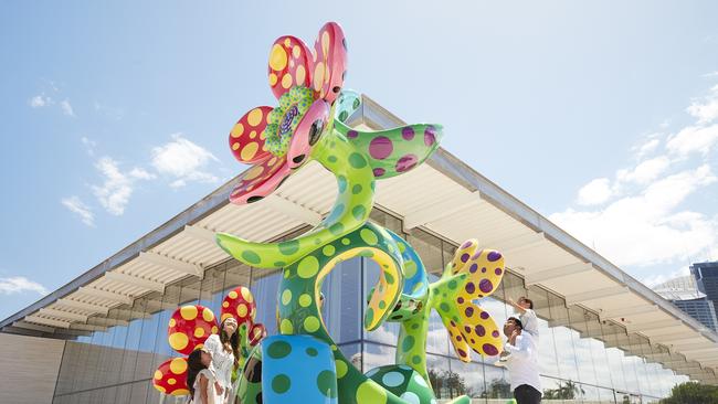 Sydney Modern. Yayoi Kusama Flowers that Bloom in the Cosmos 2022, commissioned for the Sydney Modern Project with funds provided by the Art Gallery of New South Wales Foundation and the Gandel Foundation 2022 © Yayoi Kusama, photo © Art Gallery of New South Wales, Zan Wimberley