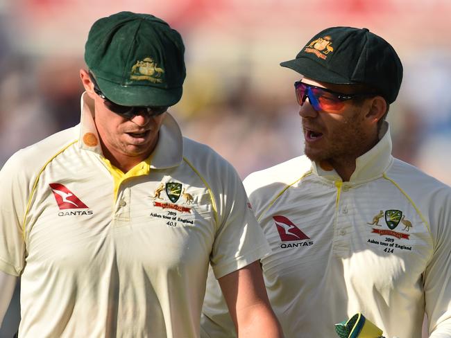 Australia's captain Tim Paine (R) talks to Australia's Peter Siddle during play on the third day of the fifth Ashes cricket Test match between England and Australia at The Oval in London on September 14, 2019. (Photo by Glyn KIRK / AFP) / RESTRICTED TO EDITORIAL USE. NO ASSOCIATION WITH DIRECT COMPETITOR OF SPONSOR, PARTNER, OR SUPPLIER OF THE ECB