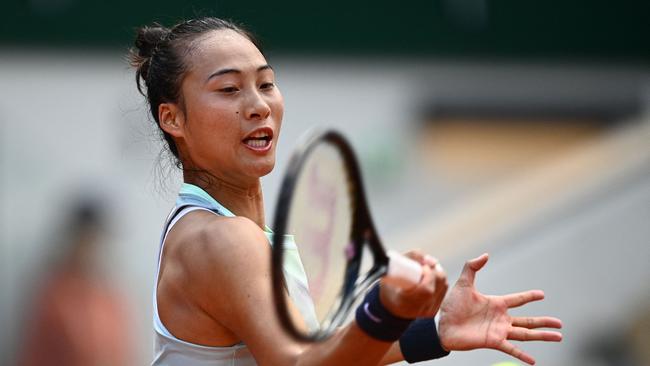 Zheng Qinwen struggled throughout the match. Photo by Christophe ARCHAMBAULT / AFP