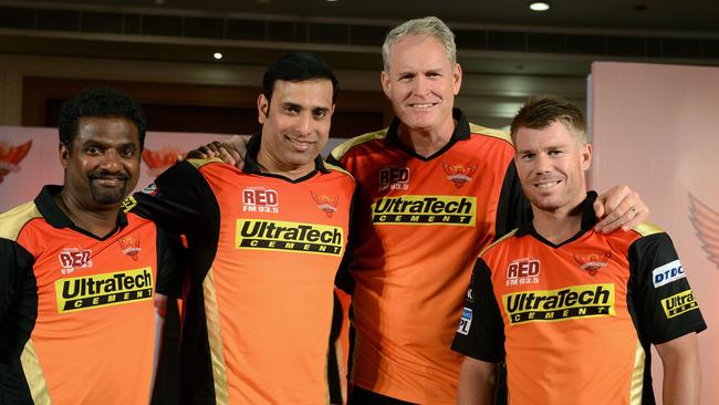 Sunrisers Hyderabad cricket captain David Warner (R) poses with former Autralian cricketer Tom Moody (2R), former Indian cricketer V.V.S.Laxman (2L) and former Sri Lankan cricketer Muttiah Muralitharan (L) at a press conference in Hyderabad on April 7, 2016. The Indian Premier League(IPL) 2016 will begin on April 9 and conclude on May 29. / AFP PHOTO / NOAH SEELAM / ----IMAGE RESTRICTED TO EDITORIAL USE - STRICTLY NO COMMERCIAL USE---