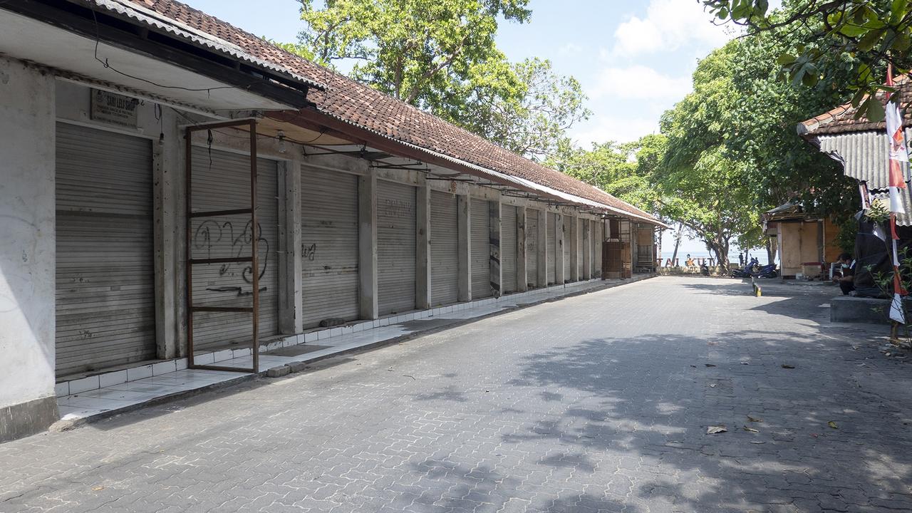 Closed souvenir shops in Kuta, Bali, as tourists leave in droves. Picture: EPA/Made Nagi