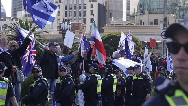 A Pro Israel group confronted the Nakba rallygoers on Princes Bridge. Picture: NewsWire / Valeriu Campan