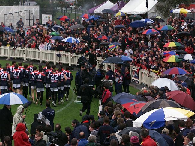 Fans put up with poor weather as Melbourne players have their final training run for AFL Grand Final at Junction Oval on August 31, 2000. Picture: Colin Murty