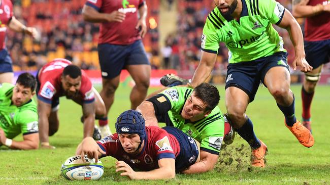 Hamish Stewart reaches out to score for Queensland.