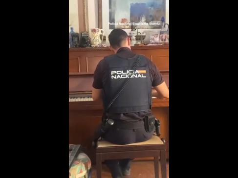 Police officer calms robbery victim with piano music