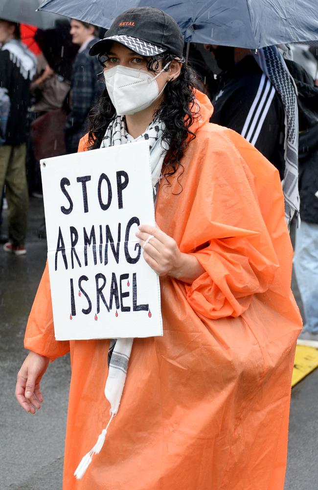 Protesters were raped in ponchos as they called on the Australian government to condemn Hamas. Picture: NCA NewsWire/ Andrew Henshaw