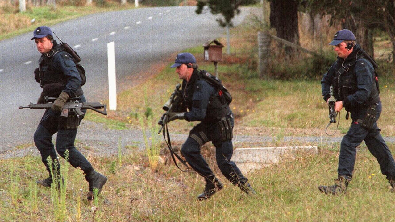 Heavily armed members of police Special Operations Group (SOG) take up positions around Seascape Cottage guesthouse, after gunman Martin Bryant went on rampage 28/04/96 shooting tourists at Port Arthur, 32 killed & 18 wounded in world's worst ever massacre. Tasmania / Crime / Massacres / Murder