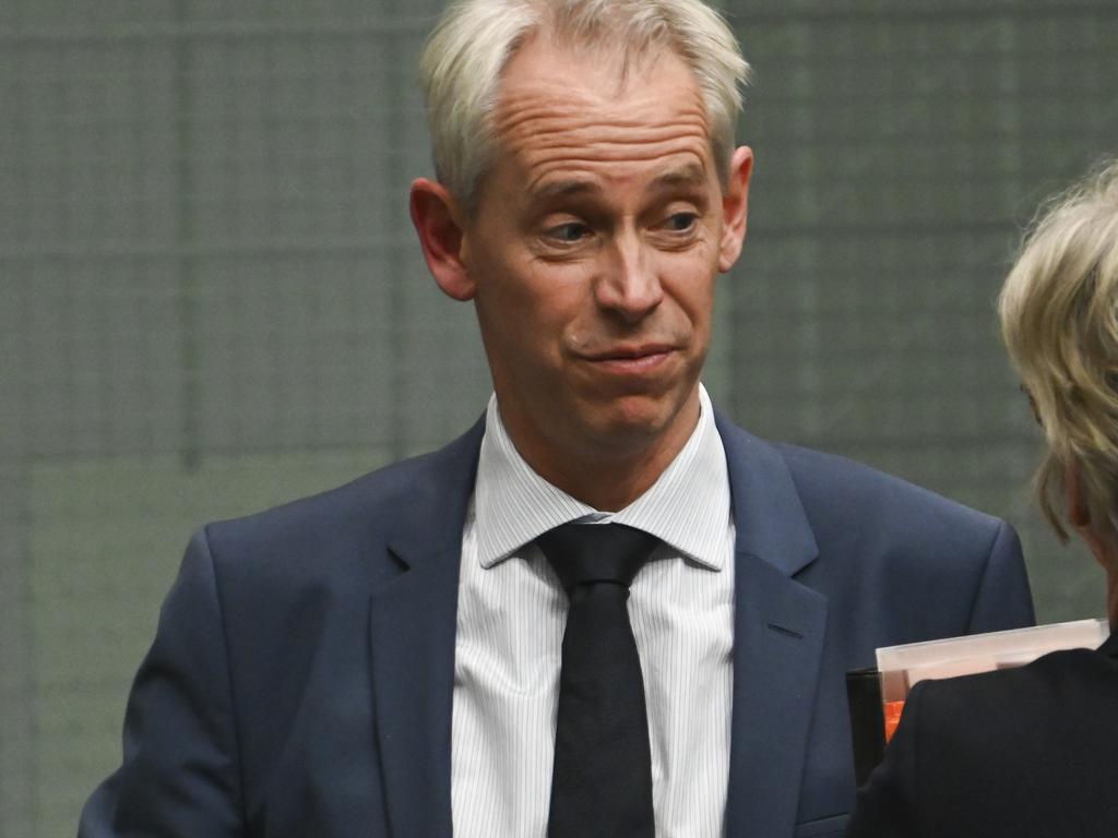 Long white cloud hangs over Giles’ visa policy