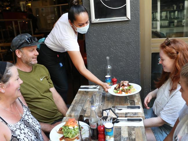 MELBOURNE, AUSTRALIA - NewsWire Photo FEBRUARY 18, 2021: John McGuinness, Jill Green, Clementine Harris and Ruby Baily Melbourne enjoy breakfast at Triim cafe in Hardware Lane as Melbourne begins to reopen after a five day COVID lockdown. Picture: NCA NewsWire / David Crosling