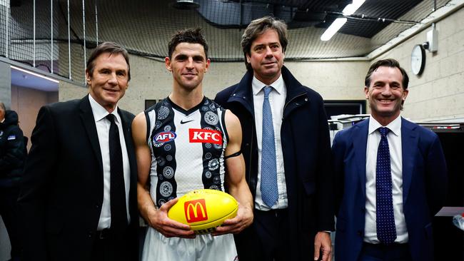 Scott Pendlebury with Collingwood President Jeff Browne, Gillon McLachlan, Chief Executive Officer of the AFL and Andrew Dillon, CEO Elect. Photo by Dylan Burns/AFL Photos via Getty Images.