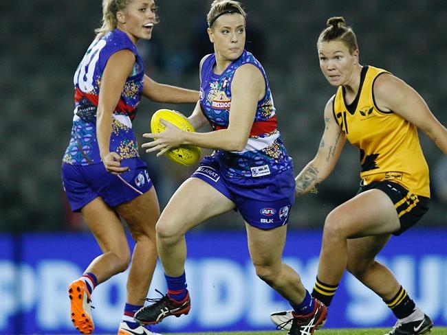 Hannah Scott clears for Western Bulldogs. Picture: Michael Klein.