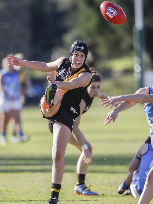 Seaford’s Georgia Walker boots her side forward. Picture: Valeriu Campan