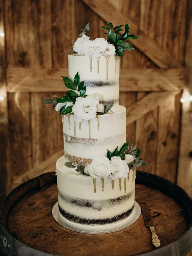 Good trim: Wedding cake pic: True North Photography, Southport