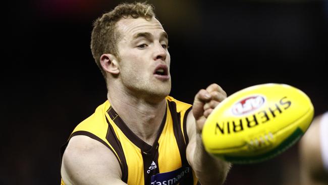 Tom Mitchell of the Hawks hand passes the ball during the Round 22 AFL match between the St Kilda Saints and the Hawthorn Hawks at Etihad Stadium in Melbourne, Saturday, August 18, 2018. (AAP Image/Daniel Pockett) NO ARCHIVING, EDITORIAL USE ONLY