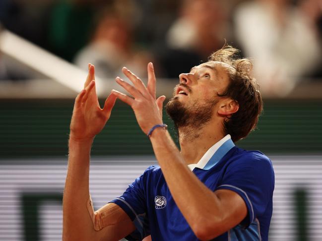 Top contender blitzed in French Open disaster