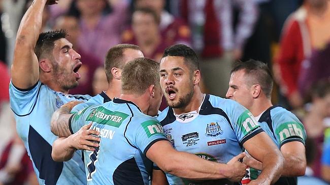 The Blues celebrate their Origin I victory.