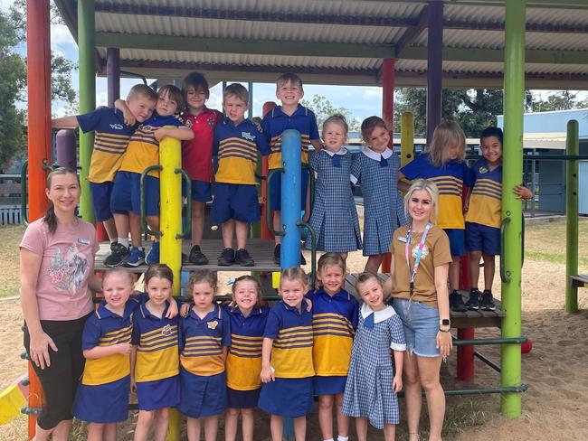 Middlemount Community School Prep A Back Row (left to right): Luke, Cash, Myki, Kyron, Xavier, Lilah, Pippa, Phillip, Lincoln Front row (left to right): Miss Katrina, Evie, Abigail, Savannah, Brooklyn, Ivy, Mira, Willow, Miss Breadsell