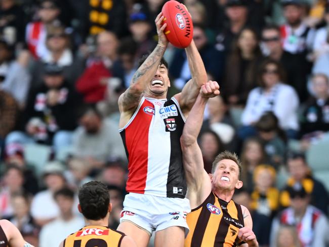 LAUNCESTON, AUSTRALIA - MAY 11: Josh Battle of the Saints attempts to mark the ball during the round nine AFL match between match between Hawthorn Hawks and St Kilda Saints at  University of Tasmania Stadium, on May 11, 2024, in Launceston, Australia. (Photo by Steve Bell/Getty Images)