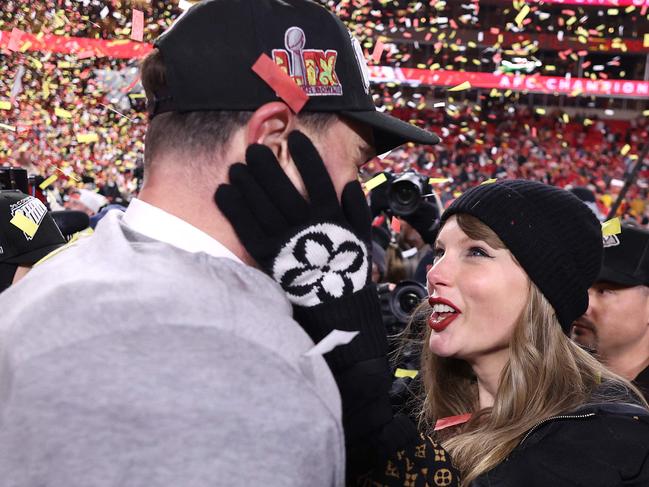 KANSAS CITY, MISSOURI - JANUARY 26: Taylor Swift celebrates with Travis Kelce #87 of the Kansas City Chiefs after defeating the Buffalo Bills 32-29 in the AFC Championship Game at GEHA Field at Arrowhead Stadium on January 26, 2025 in Kansas City, Missouri.   Jamie Squire/Getty Images/AFP (Photo by JAMIE SQUIRE / GETTY IMAGES NORTH AMERICA / Getty Images via AFP)