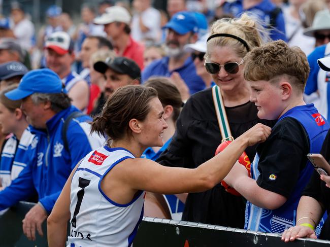 Riddell catches up with some young fans after last week’s preliminary final. Picture: Dylan Burns/AFL Photos