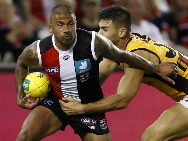 MELBOURNE, AUSTRALIA - MAY 01: Bradley Hill of the Saints breaks the tackle of Emerson Jeka of the Hawks during the round seven AFL match between the St Kilda Saints and the Hawthorn Hawks at Marvel Stadium on May 01, 2021 in Melbourne, Australia. (Photo by Darrian Traynor/Getty Images)