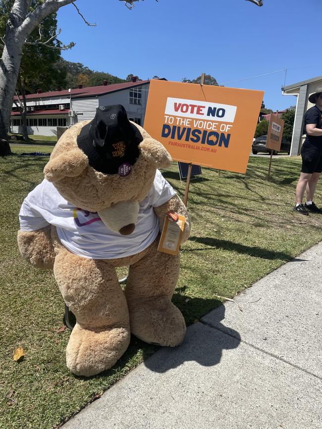 'No' campaigners at Currumbin State School polling booth. Picture: Lisette Drew