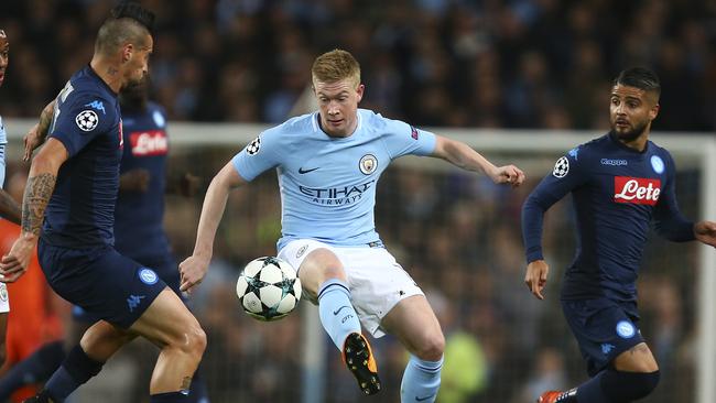 Manchester City's Kevin De Bruyne, center, challenges for the ball