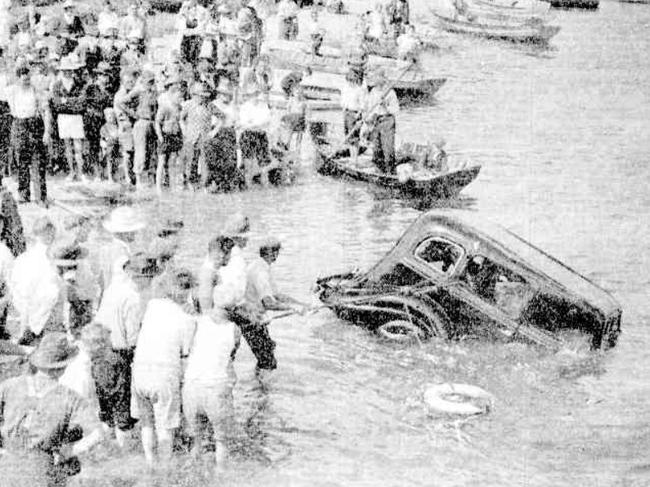 Davistown drownings: Police and residents hauling one of the cars from the water. Picture:  Newcastle Morning Herald and Miners Advocate, March 30, 1936.