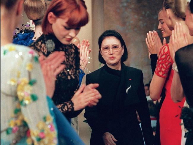 (FILES) This file photo taken on July 21, 1998 shows Japanese designer Hanae Mori being applauded by her models at the end of her 1998/99 Fall/Winter haute couture collection in Paris. - Japanese fashion designer Hanae Mori, who cracked the elite world of Parisian haute couture, has died at her home in Tokyo aged 96, Japanese media reported on August 18, 2022. (Photo by Thomas COEX / AFP)