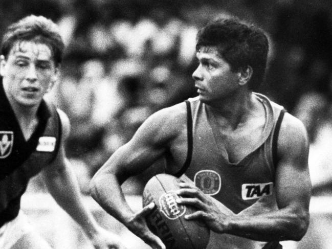 Maurice Rioli evades Essendon’s Mark Thompson at Gardens in March, 1988. Picture: