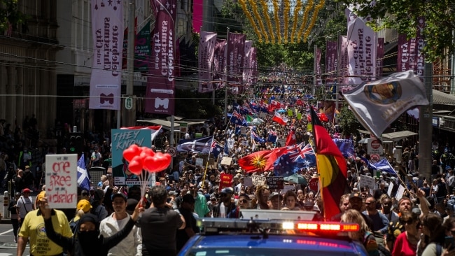 Odhaduje sa, že viac ako 20 000 ľudí sa v sobotu popoludní zúčastnilo protestov v Melbourne, aby sa zhromaždili proti mandátom na očkovanie a pasom. Obrázok: Darrian Traynor/Getty Images