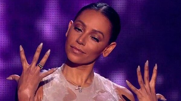 Mel B appearing on UK X-Factor without her wedding ring.