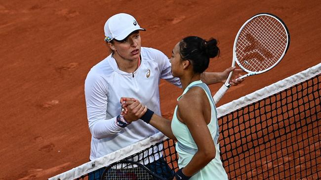 Iga Swiatek with Zheng Qinwen after the match. Photo by Christophe ARCHAMBAULT / AFP