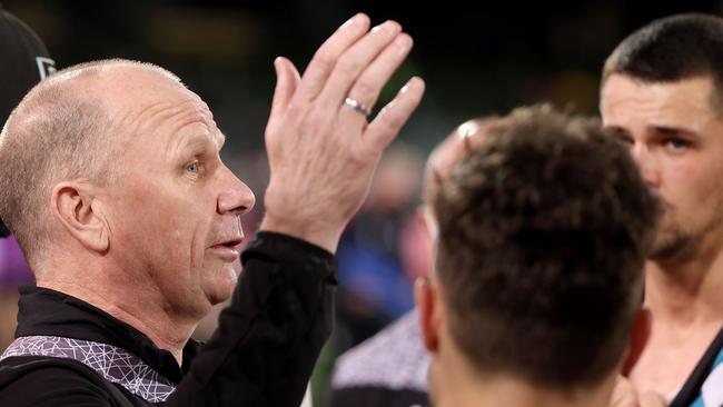 Ken Hinkley speaks to the Port Adelaide players in Round 22 2021.