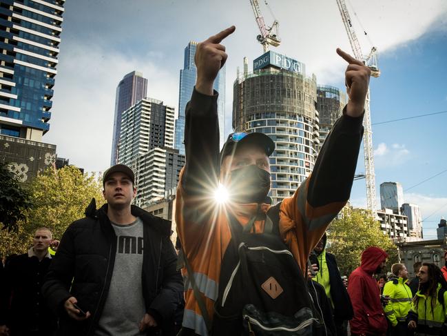Construction workers taunt other workers who support the CFMEU. Picture: Getty Images