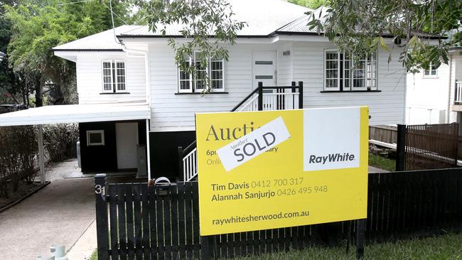 House sold, Finishing the clean up after the flood, on Logan Ave Oxley, Thursday 6th March 2022 - Photo Steve Pohlner