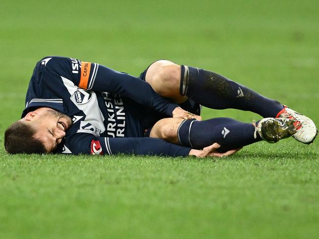 Brendan Hamill winces in agony after injuring his knee in his Melbourne Victory team’s 1-0 loss to Auckland FC. Picture: Quinn Rooney/Getty Images