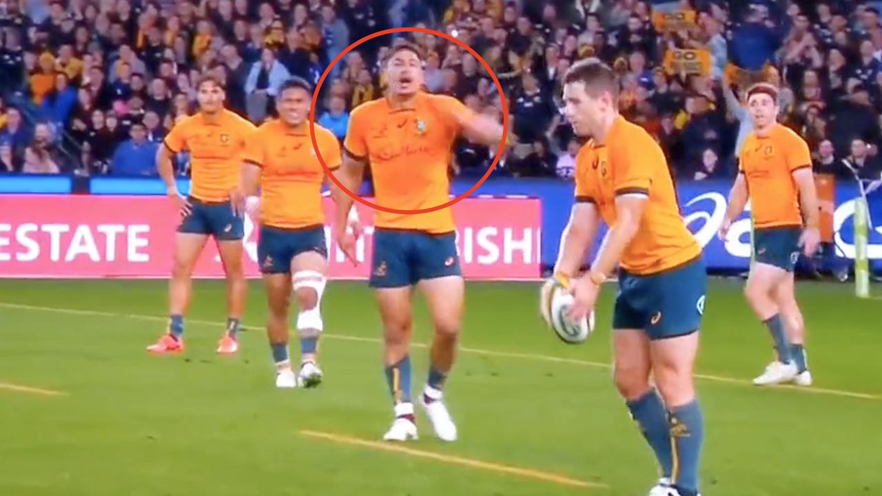 Wallabies players tell Bernard Foley to kick the ball